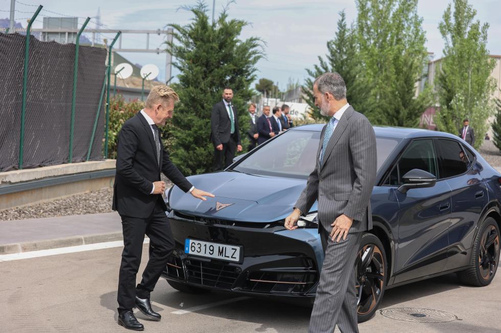 H-M-King-Felipe-VI-visits-the-construction-site-of-SEAT-S-A-s-new-battery-assembly-plant_05_HQ.jpg