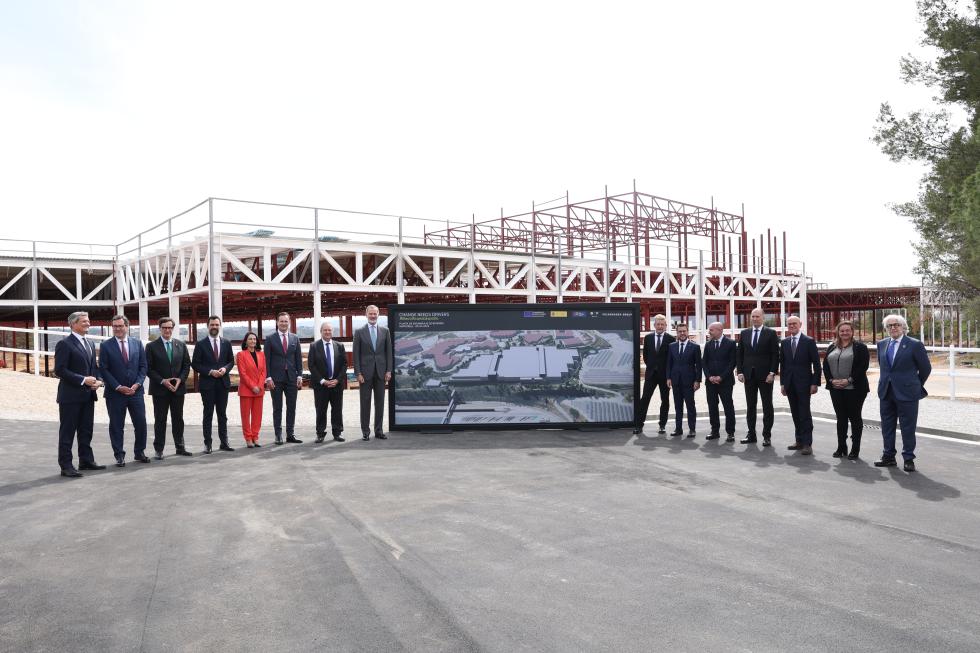 H-M-King-Felipe-VI-visits-the-construction-site-of-SEAT-S-A-s-new-battery-assembly-plant_04_HQ.jpg